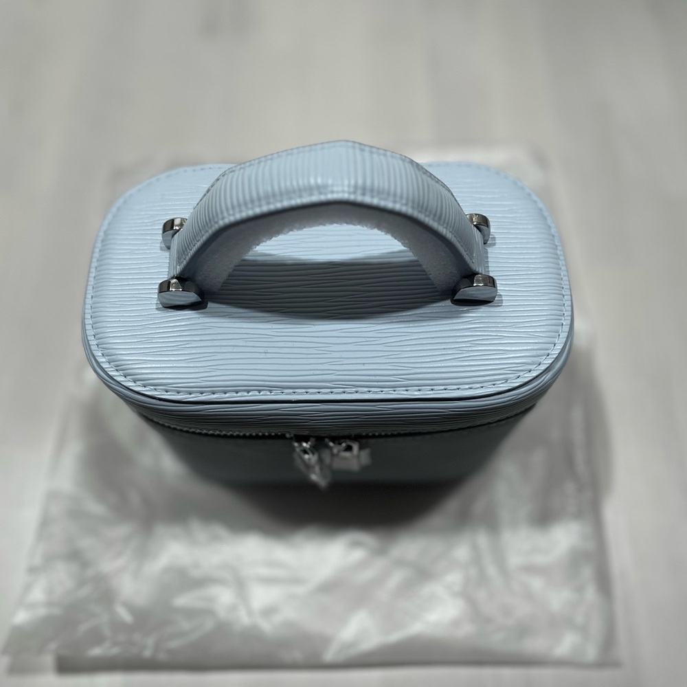 Bloomingdale’s Light Blue cosmetic bag /vanity case with strap - Picture 3 of 5